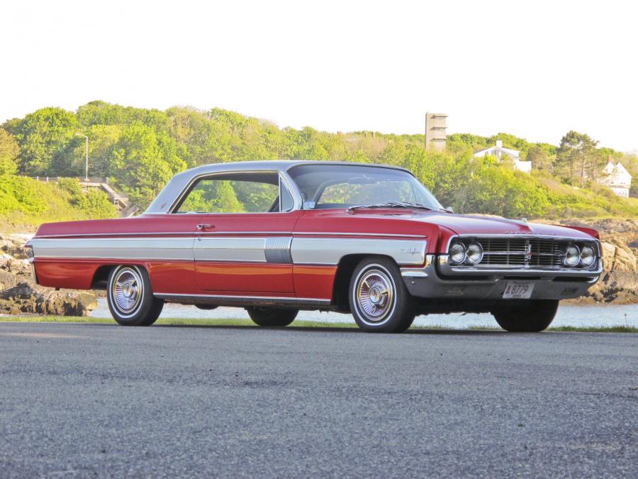  Oldsmobile Starfire Hardtop Coupe 1962 года  (фото 1 из 30)